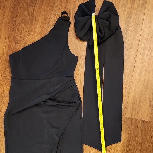 Showpo Black One Shoulder Gown Dress With Statement Bow & High Slit Size 8 - Picture 10 of 15